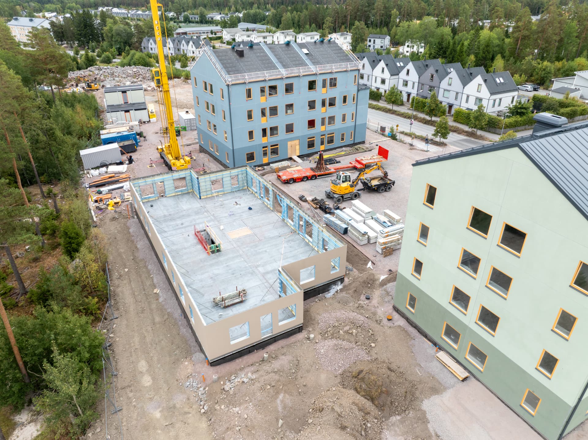 Terrasshöjdens tre hus under byggnation i augusti 2026