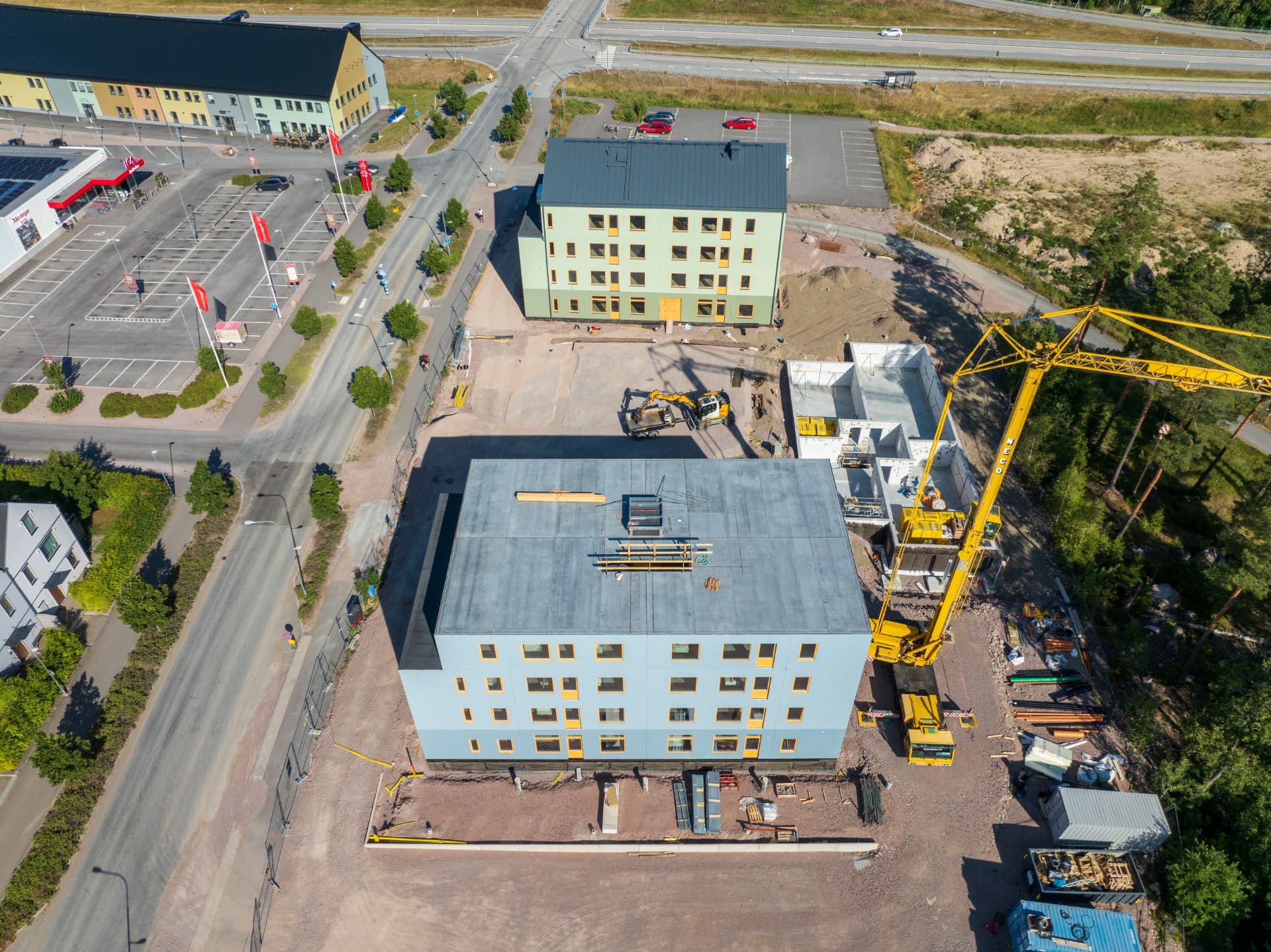 Två uppförda hus och det tredje under byggnation i augusti 2026